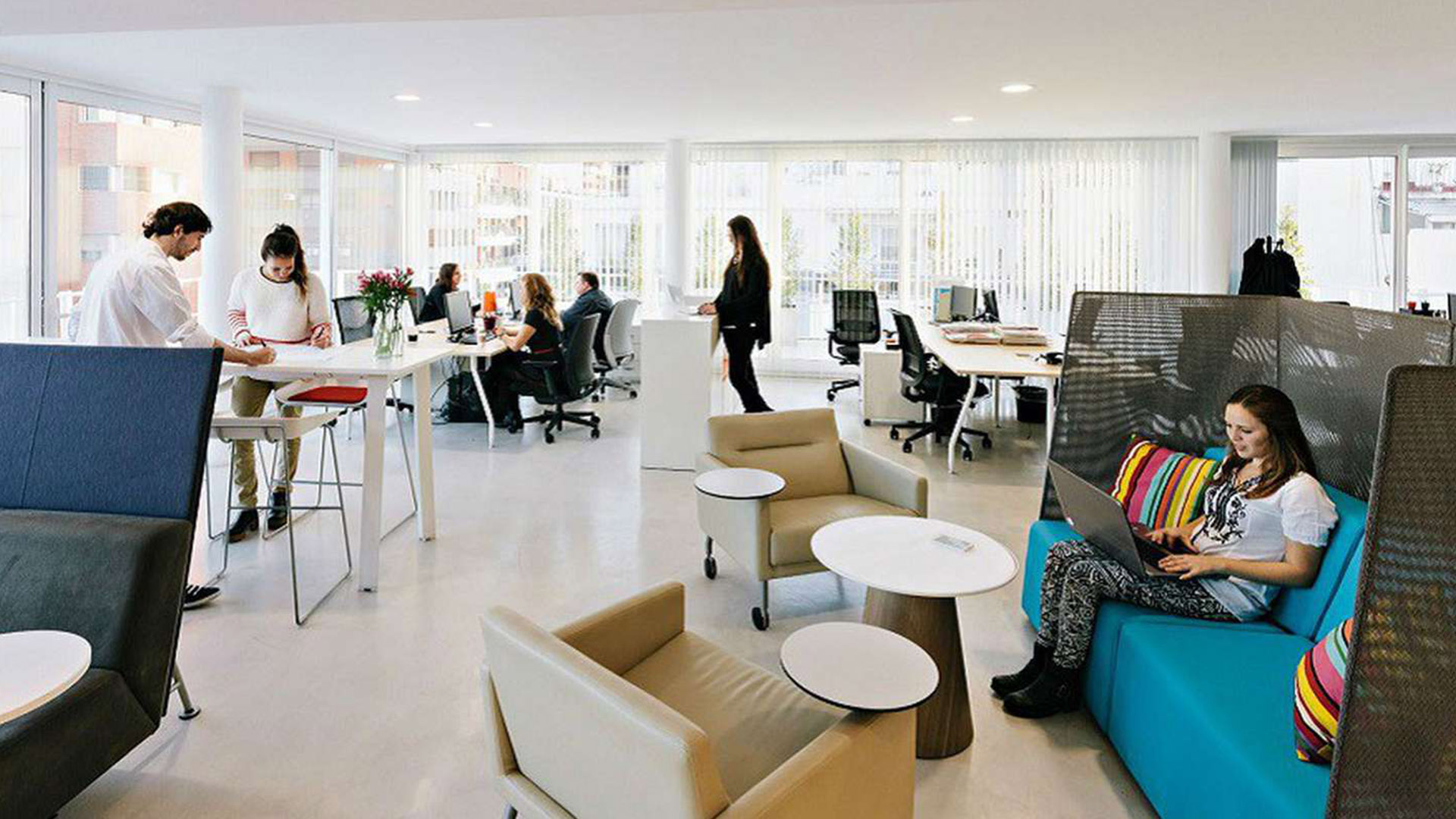 Coworking vs oficina privada: qué conviene alquilar Coworking vs oficina privada: qué conviene alquilar